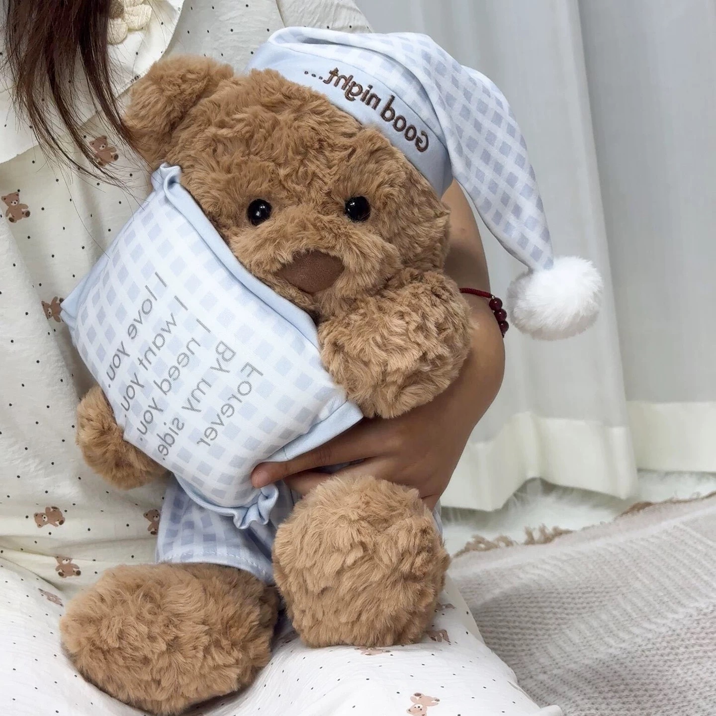 Teddy ôm gối