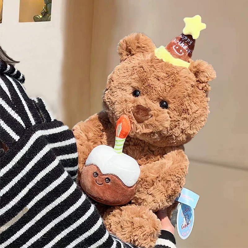 Teddy ôm bánh sinh nhật